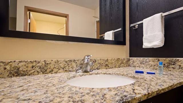 شقة بسريرين كوين بغرفتي نوم مع أريكة بمنطقة جلوس بمطبخ، Best Western Lakewinds 4/11