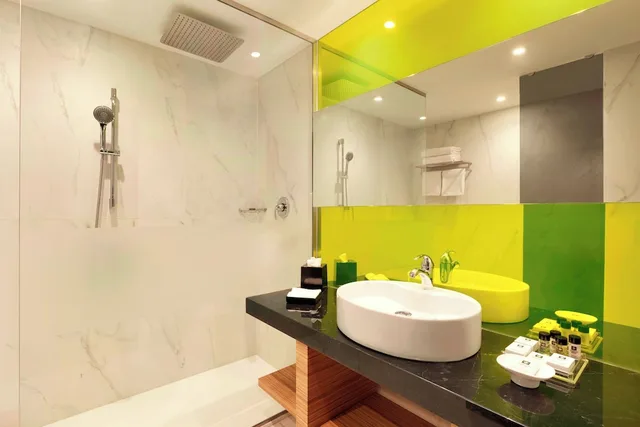 Standard, King Bed, Atrium View، Wyndham Grand Athens 6/6