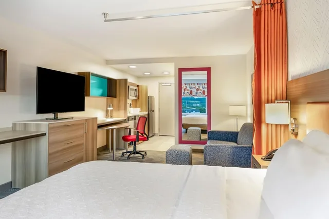 جناح استوديو بسرير كينج بحوض استحمام، Home2 Suites by Hilton Madison East, WI 5/10