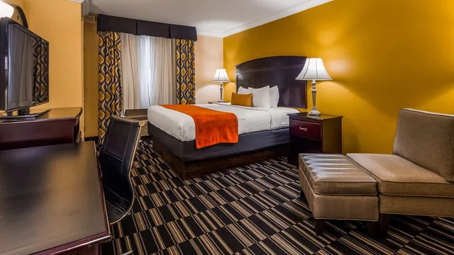 غرفة بسرير كينج بحوض استحمام لذوي الإعاقة، Best Western Plus Barsana Hotel Suites 1/1