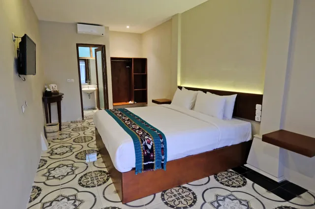 غرفة بسرير مزدوج بإطلالة على المسبح، The Nalaya Hotel & Resto 1/8