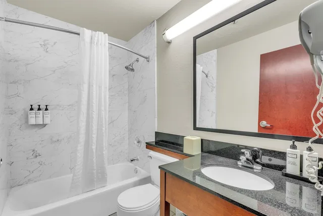 جناح تنفيذي بسرير كينج، Wyndham Garden Newark/Fremont Silicon Valley 5/7