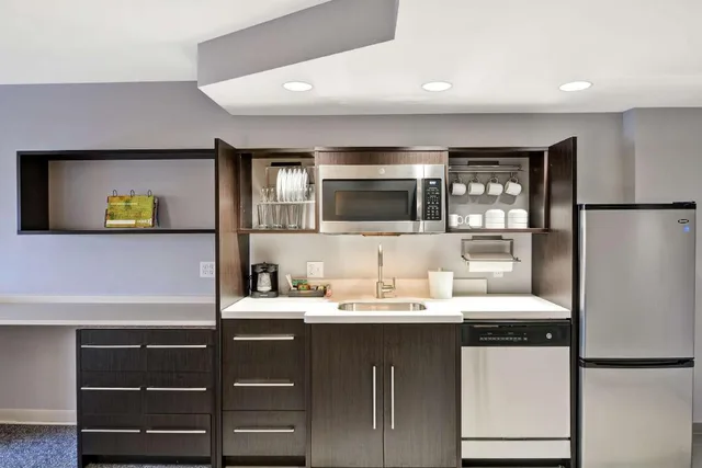 جناح بسرير كوين بغرفة نوم واحدة مع أريكة، Home2 Suites By Hilton Miramar Ft Lauderdale 7/7