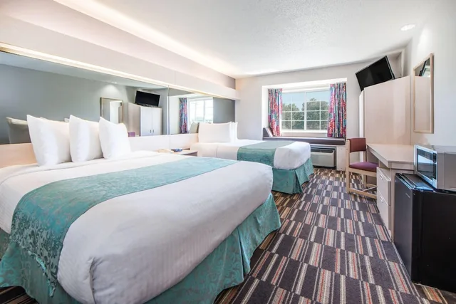 جناح استوديو بسريرين كوين، Microtel Inn & Suites by Wyndham Claremore 1/3