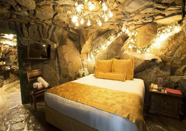 Daisy Mae, King Bed، Madonna Inn 1/1