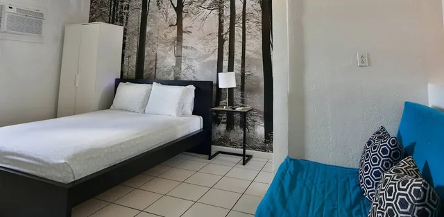 Cozy, Chill, Studio, Queen Bed, Kitchen، Krymwood Flats 2/4