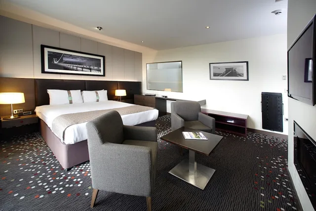جناح بسرير كينج بغرفة نوم واحدة مع أريكة، HOLIDAY INN BRISTOL CITY CENTRE 1/3