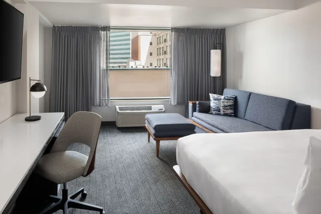 غرفة بسرير كينج مع أريكة، Courtyard By Marriott Stamford Downtown 1/4