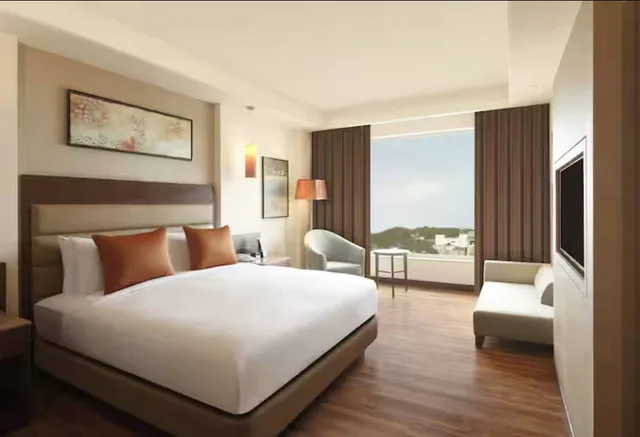 جناح بسرير كينج بإطلالة على المسبح، DoubleTree by Hilton Agra 1/1