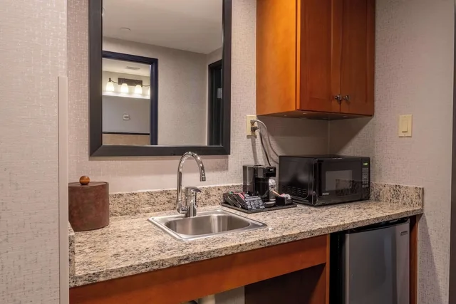 جناح بسرير كينج بغرفتين مع أريكة لذوي الإعاقة، Drury Plaza Hotel Broadview Wichita 3/4