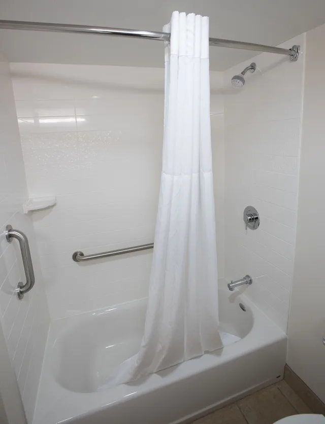 غرفة بسرير كينج لذوي الإعاقة، Hampton Inn Wooster 1/1