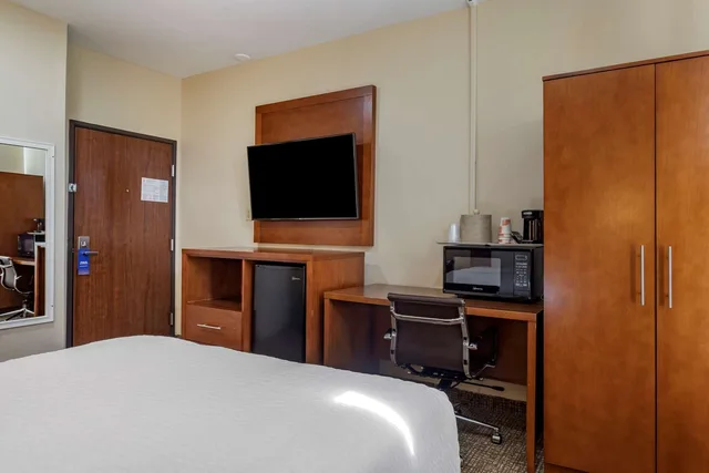 Room, Queen Bed, Comfort Suites Houston near Medical Center- NRG Stadium 2/4