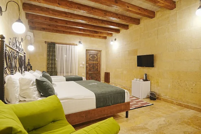 غرفة ديلوكس ثلاثية بسرير كينج وسرير فردي، Kayra cave suites 5/10