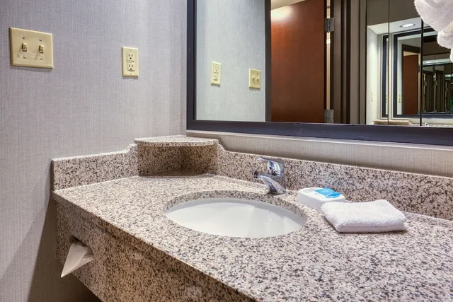 غرفة ديلوكس بسرير كينج في طابق مرتفع، Drury Inn and Suites St Louis Airport 5/5