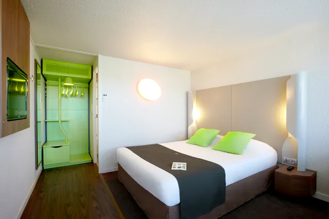 غرفة قياسية بسرير مزدوج، greet hotel Versailles - Voisins Le Bretonneux (ex. Campanile Voisins-Le-Bretonneux) 1/2