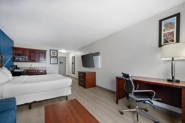 جناح بسرير كينج مع أريكة، Comfort Inn Goshen, IN 3/4