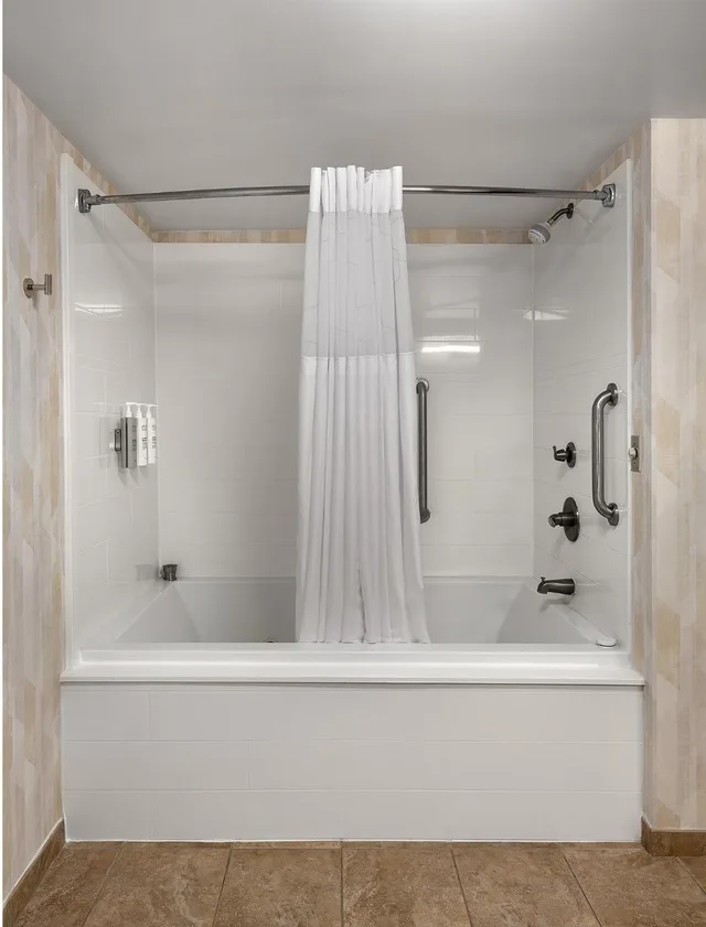 جناح بسرير كينج بغرفة نوم واحدة مع أريكة بحوض جاكوزي، Hampton Inn Helen 3/4