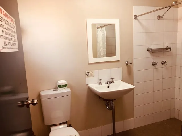 Premium, Red Cedar Motel 7/8