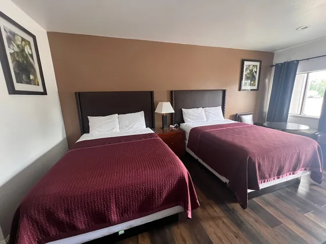 2 Full Beds Non-Smoking، Budget inn by Oyo San Augustine 1/9