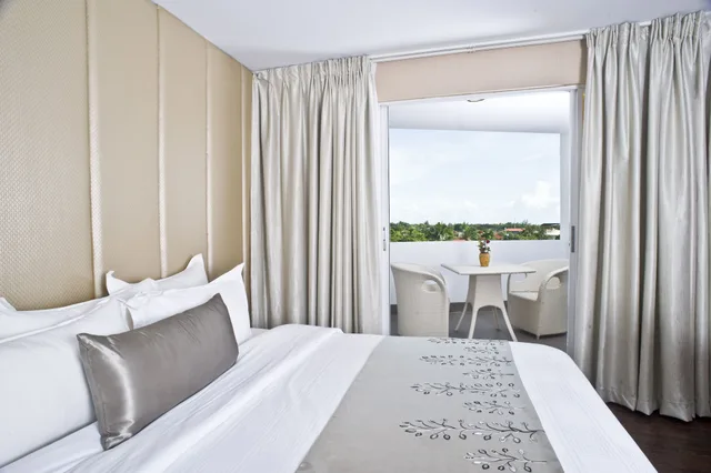 غرفة ديلوكس بسرير كينج وسرير فردي، Goldberry Suites and Hotel Mactan 4/10