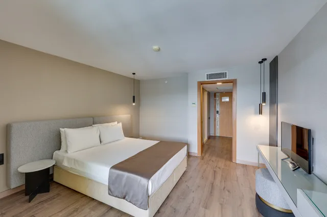 غرفة قياسية بسرير مزدوج بشرفة، Royal Asarlik Beach Hotel 2/5