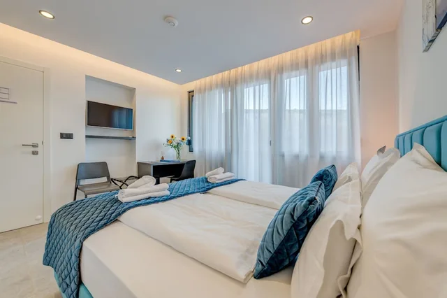 غرفة ديلوكس بسرير كينج بشرفة، Lichia Amia Luxe Rooms 3/10