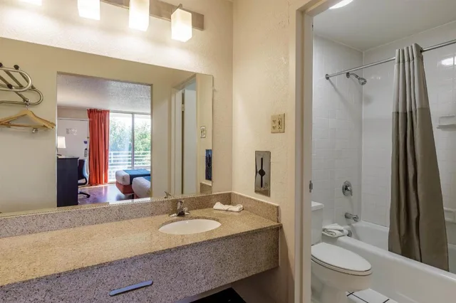 1 King Bed - Non-Smoking, Micfridge، Motel6 Dumfries, VA 7/8