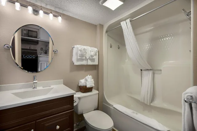 1 Bedroom, Pinnacle, End, Deluxe, Suite, Ocean Front, Compass Cove Resort 2/2
