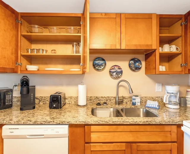 2 Bedrooms, Condo, Standard, 2 Double Beds, King Bed, Bay View, Sofa, Balcony، Bay Club Resort 9/10