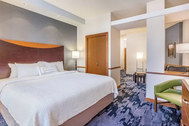 جناح بسرير كينج مع أريكة لذوي الإعاقة، Fairfield Inn Suites by Marriott Madison East 1/1