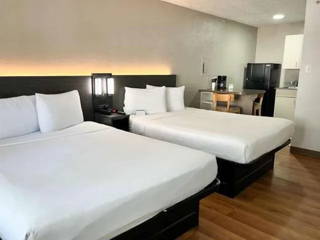 غرفة قياسية بسريرين مزدوجين لذوي الإعاقة، Studio 6 Extended Stay - Austin, TX - Midtown 2/10