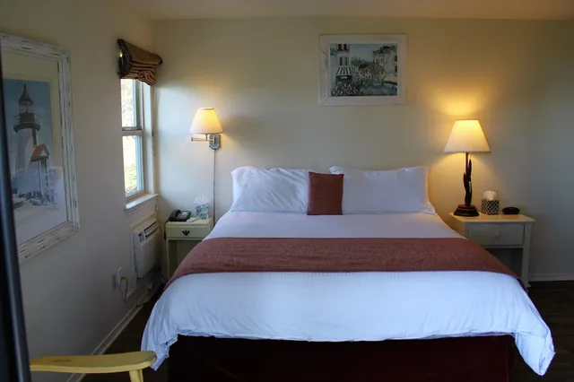 Room, King Bed, Bay View, Patio، Back Bay Inn 2/2