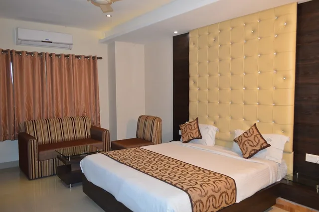غرفة قياسية بسرير كينج للمدخنين لذوي الإعاقة، OYO Premium Allahabad Civil Lines 1/7