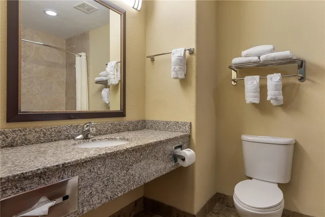 غرفة بسرير كينج، Best Western Bastrop Pines Inn 2/2