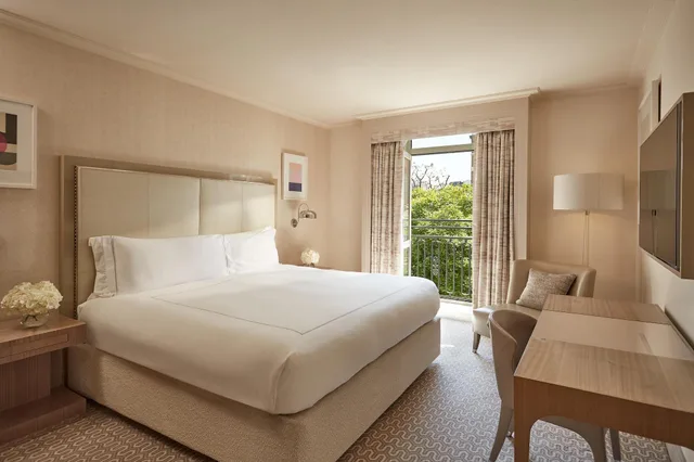 Belgravia, Twin Beds، THE BERKELEY HOTEL 1/5