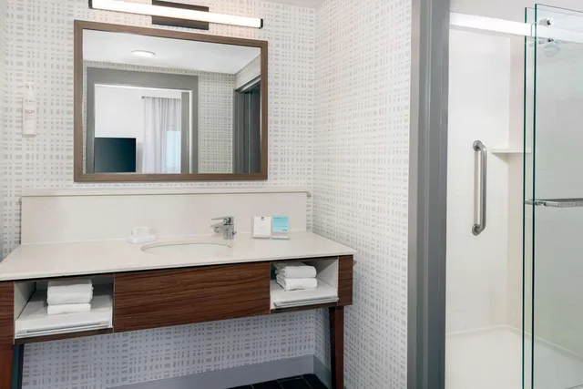 جناح بسريرين كوين بشرفة مع أريكة، Hampton Inn and Suites by Hilton Clearwater Beach 2/3