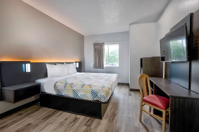Room, King Bed, Smoking, Accessible, Motel6 Benbrook, TX - Fort Worth 1/3