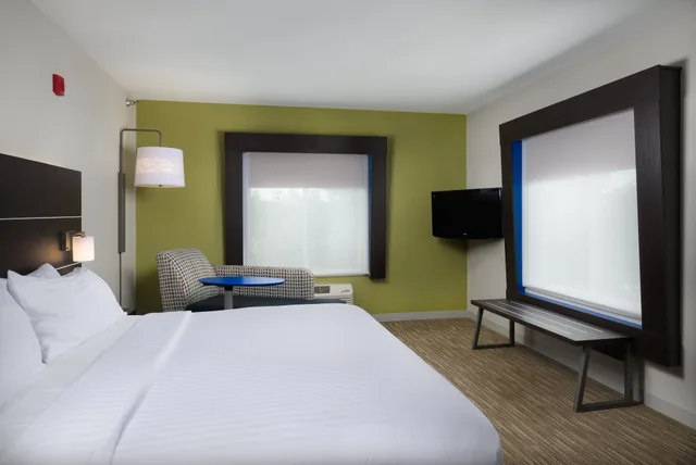 غرفة بسرير كينج لذوي الإعاقة، Holiday Inn Express Hotel And Suites Independence Kansas City 1/3