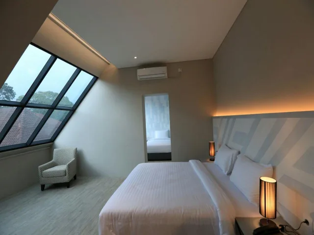 Family Suite, King and Twin Beds, Balcony, Beehive Boutique Hotel 1/2