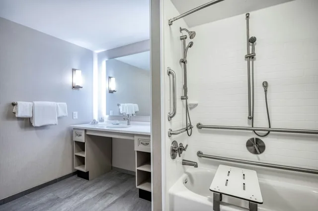 غرفة بسريرين كوين بإطلالة لذوي الإعاقة، HOMEWOOD SUITES BY HILTON WORCESTER 2/3