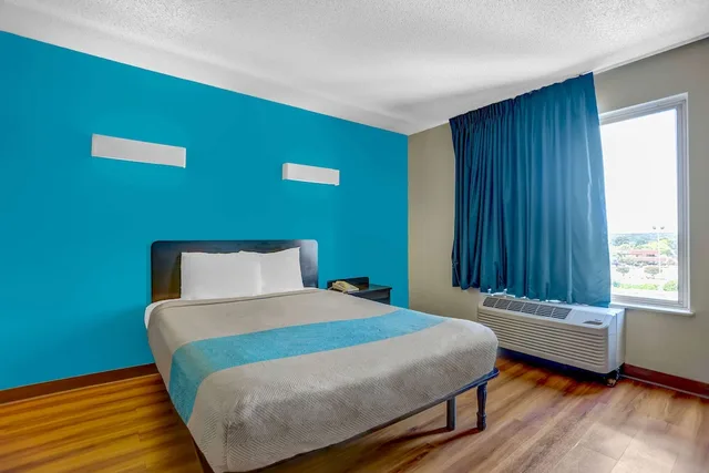 غرفة قياسية بسرير كوين للمدخنين، Motel6 Raleigh, NC - North 2/5