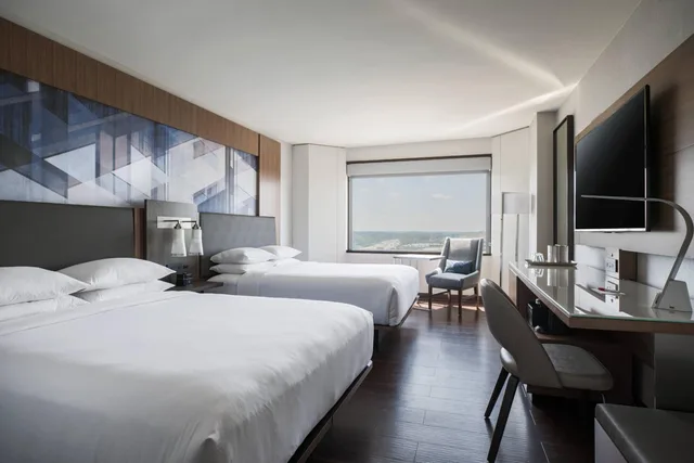 غرفة بسريرين مزدوجين مع دخول صالة النادي في طابق مرتفع، Marriott Tysons Corner 3/10