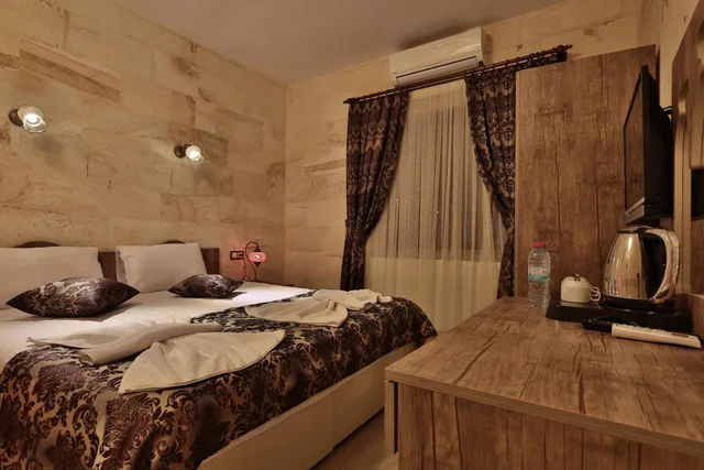 Stone, King Bed، Yusuf Bey House 2/10