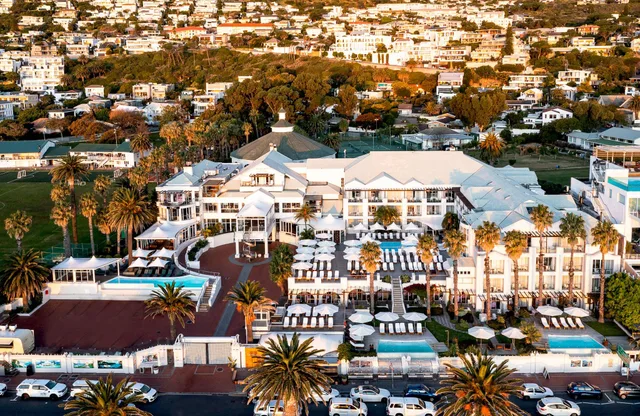 جناح، The Bay Hotel 1/2