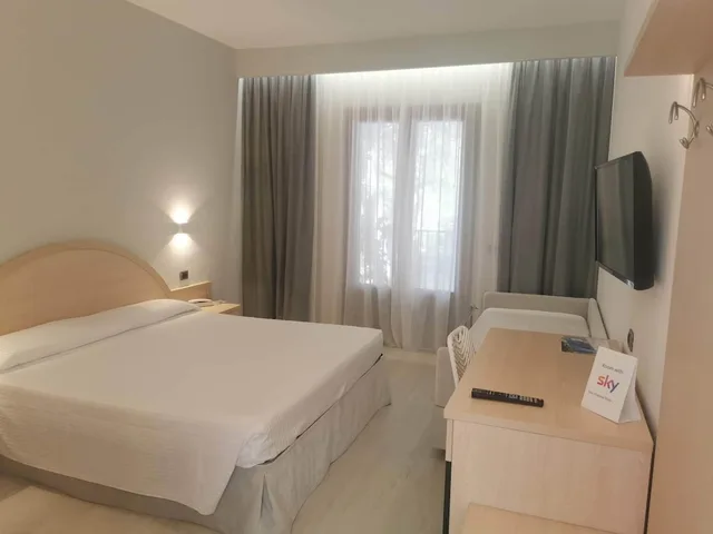 غرفة ثلاثية بسرير كوين وسرير فردي بإطلالة على الحديقة بشرفة، HOTEL GABBIANO BEACH 1/3