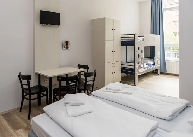 غرفة عائلية بسريرين منفصلين وسرير بطابقين، A&O Copenhagen Norrebro 3/4