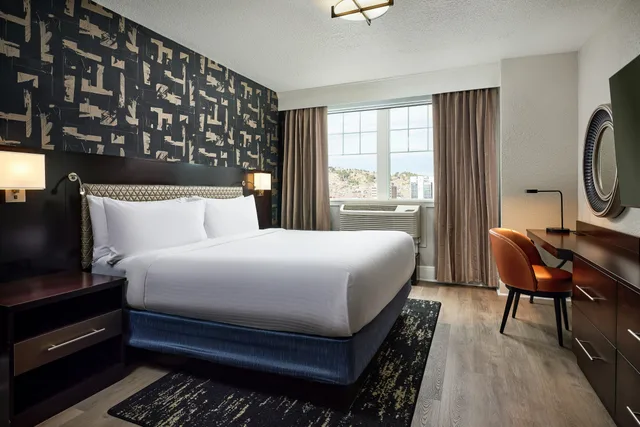 غرفة ديلوكس بسرير كينج، Hotel Alex Johnson Rapid City Curio Collection By Hilton 2/4