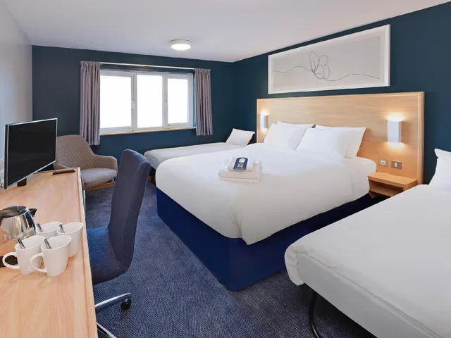 غرفة عائلية بسرير كينج وسريرين منفصلين، Travelodge Swansea Central 1/1