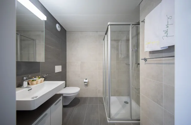 Luxury, Quadruple, 4 Beds, Allergy Friendly، The Freddie Mercury Hotel 2/2