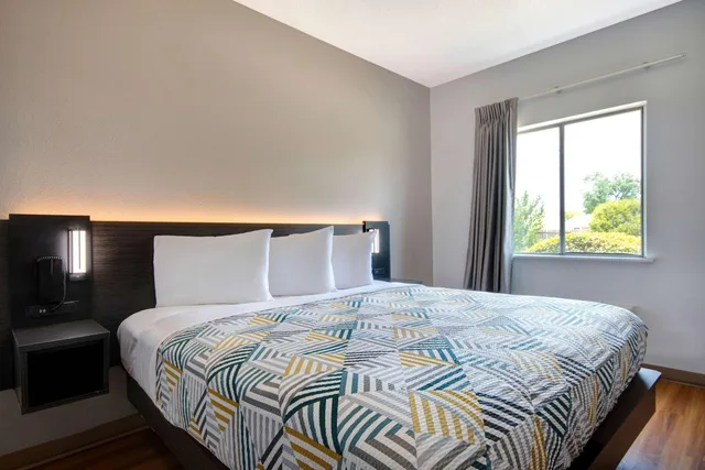 غرفة بسرير كينج، Motel6 San Antonio, TX - South 7/10